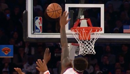 开云体育app下载地址-候个正着！哈登突破左手上篮被米切尔·罗宾逊钉板大帽